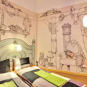 Хостел Lavender Circus Hostel, Doubles & Ensuites